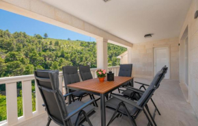Nice Home In Pucisca With Jacuzzi